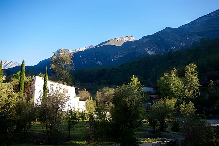 Hermosa cabaña en la montaña