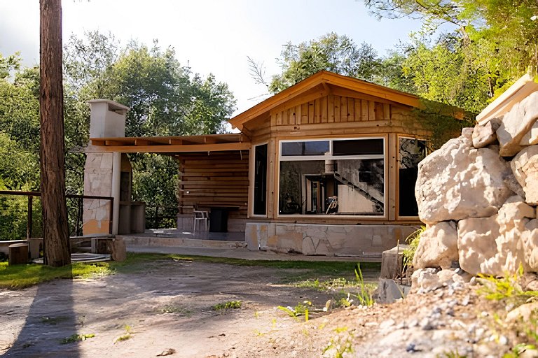 Cabaña al borde de la montaña