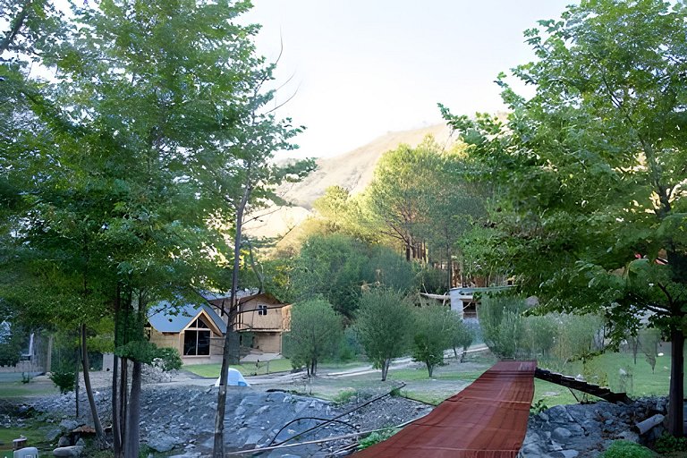 Cabaña al borde de la montaña