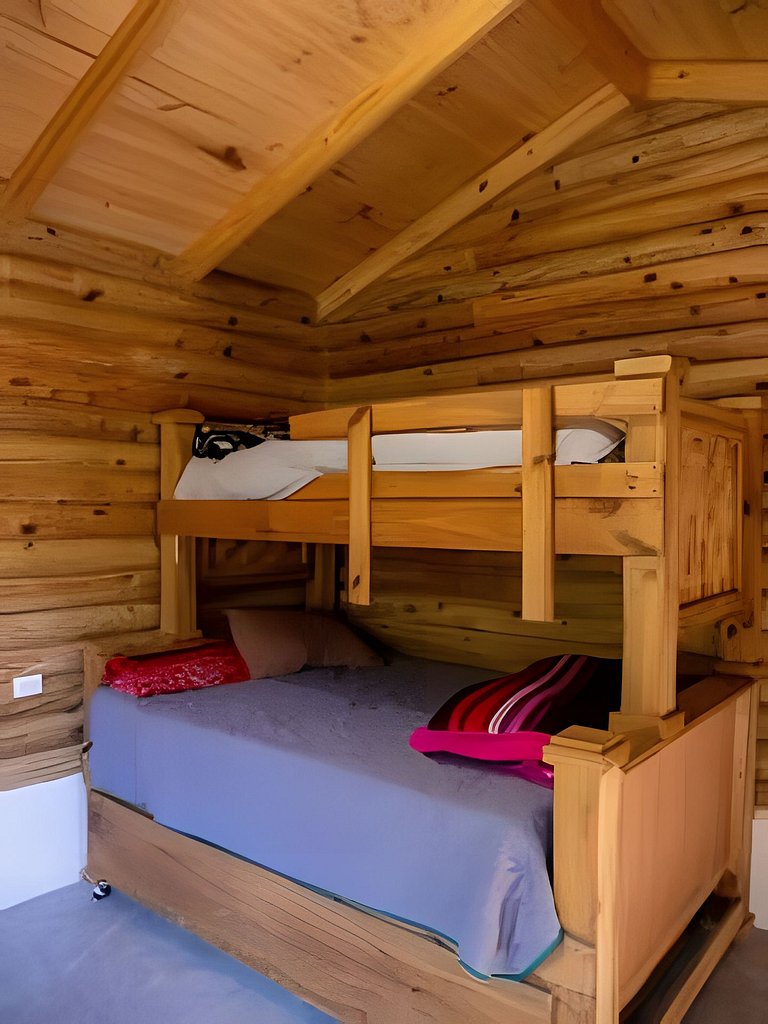 Cabaña al borde de la montaña