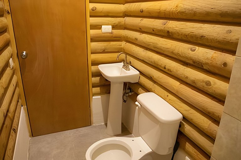 Cabaña al borde de la montaña
