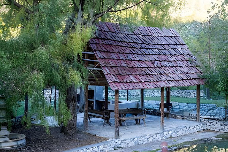 Cabaña al borde de la montaña
