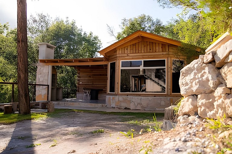 Cabaña al borde de la montaña