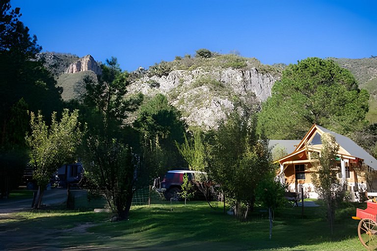 Cabaña frente a la montaña