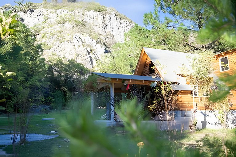 Cabaña frente a la montaña