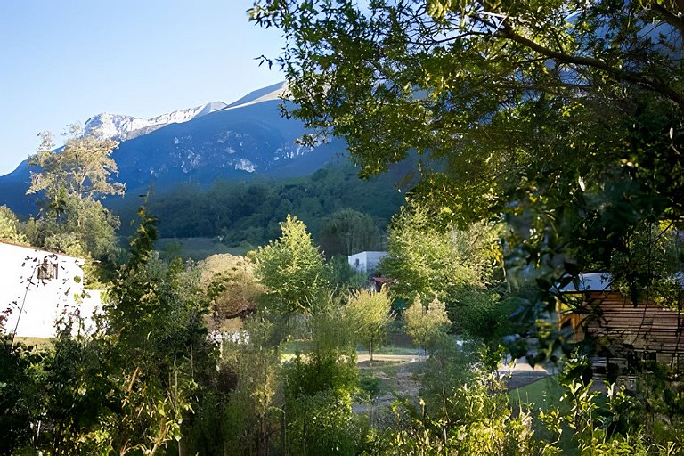 Cabaña frente a la montaña