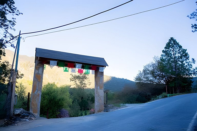 Cabaña frente a la montaña