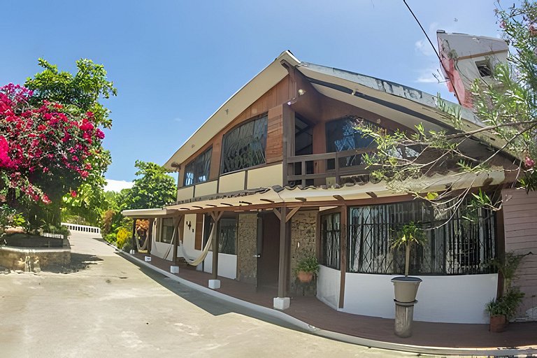 Hermosa villa con piscina