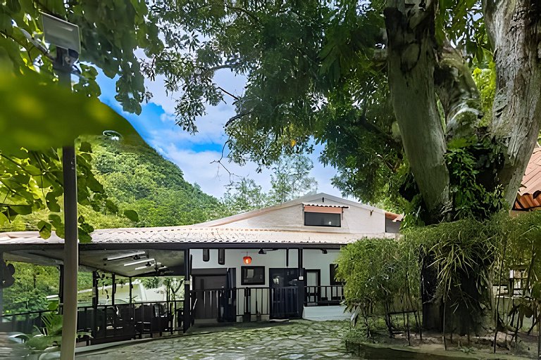 Hermosa finca con piscina privada y acceso al río