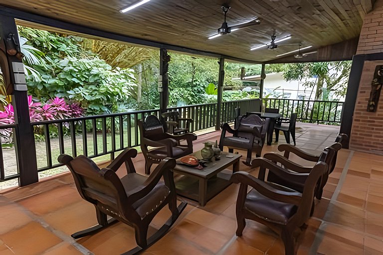 Hermosa finca con piscina privada y acceso al río