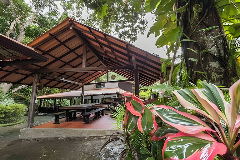 Hermosa finca con piscina privada y acceso al río