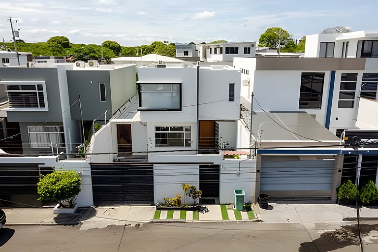 Hermosa Casa en Manta, muy segura y cerca de todo